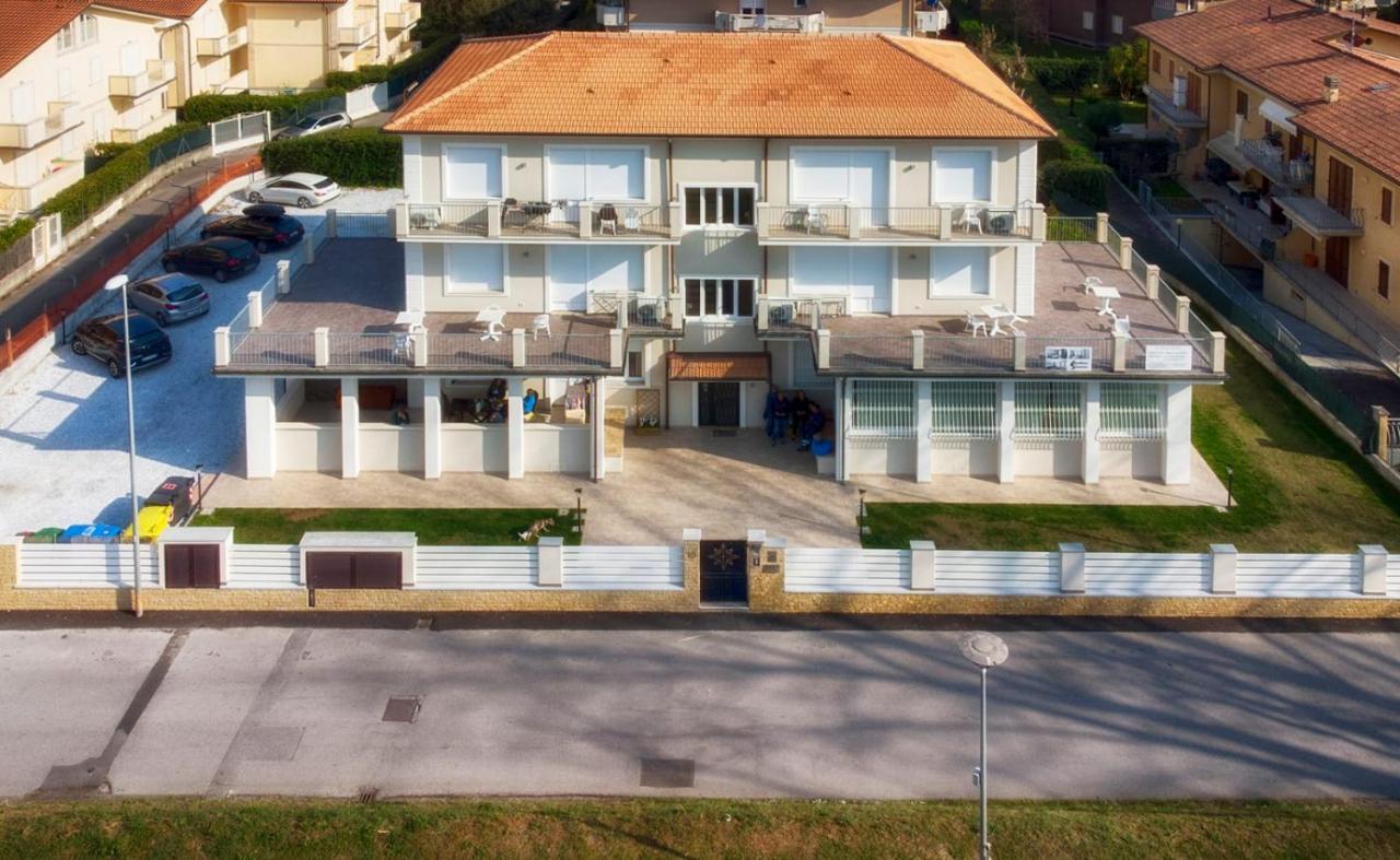 Residence Deamarina Marina di Massa Zewnętrze zdjęcie